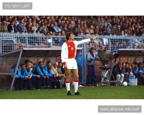 克鲁伊夫足球美学：简约即力量，控球即艺术