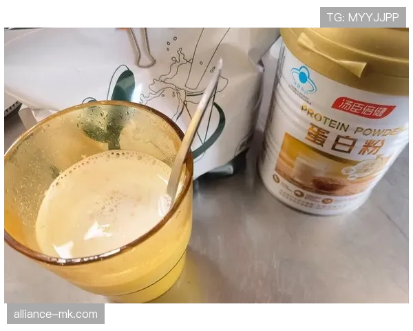 贝林厄姆家的冰箱里塞满了蛋白粉，连瓶啤酒都找不到